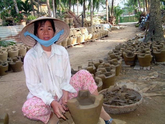 ໝູ່ບ້ານຜະລິດເຄື່ອງເຄືອບດິນເຜົາ ລືເກິມ